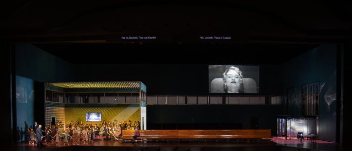 Macbeth y Lady Macbeth: carnaza al enemigoMACBETH, de Giuseppe Verdi. Opera en cuatro actos. Libreto de Francesco Maria Piave, basado en el drama homónimo de Shakespeare. Reparto: Vladislav Sulimski, Asmik Grigorian, Tareq Nazmi, Charles Castronovo, David Toscano, Natalia Gavrilan, Ilia Kazakov, etcétera. Orquesta Filarmónica de Viena. Konzertvereinigung Wiener Staatsopernchor. Direc­tor de esce­na: Krzysztof Warlikowski. Esceno­gra­fía y vestuario: Małgorzata Szczęśniak. Iluminación: Felice Ross. Dirección musi­cal: Philippe Jordan. ­Lu­gar: Salzburgo, Grosses Festspielhaus. Entrada: 2.179 espectadores (lleno). Fecha: miércoles, 20 agosto 2025