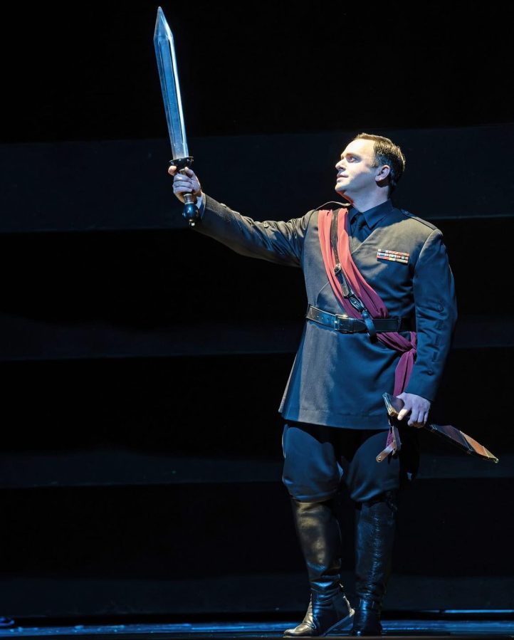 El tenor Paul Appleby se confirma como una de las voces más versátiles de su generación, combinando repertorios clásicos y contemporáneos. Tras una temporada con Berlioz, Bach, John Adams y Chris Cerrone, se prepara para el estreno en Nueva York de Music for New Bodies de Matthew Aucoin y la innovadora sátira Rome is Falling. Convencido de que todo arte es político, encara 2025/26 con tres hitos: debutar como Capitán Vere en Billy Budd, interpretar Winterreise en Nueva York y cantar el rol de Tamino en el Met.