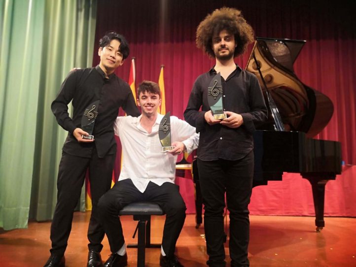 El XXVI Concurso Internacional de Piano de Ibiza arranca el próximo 26 de agosto, con la participación de 50 pianistas procedentes de 15 países. El certamen, que cumple 38 años y está considerado uno de los más prestigiosos en su ámbito, ofrecerá un total de 48 intervenciones de los diferentes concursantes en sesiones abiertas al público de forma gratuita. La cita culminará el domingo 31 con la ceremonia de clausura, entrega de premios y un concierto de los ganadores, en una velada gratuita que aspira a reafirmar el impacto internacional del concurso.