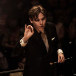 Mezzo dedica el inicio mes de septiembre a una programación temática que explora la relación entre arte y poder, tomando como referencia la experiencia de grandes compositores y artistas que vivieron bajo regímenes totalitarios y que, pese a las adversidades, lograron alzar su voz. A través de conciertos, documentales y grabaciones históricas, la cadena propone un recorrido musical y visual que va desde los años más oscuros del siglo XX hasta la libertad creativa contemporánea, con nombres tan relevantes como Dmitri Shostakóvich, Arvo Pärt, Bruno Monsaingeon, la Wiener Philharmoniker y la Philharmonie de París.