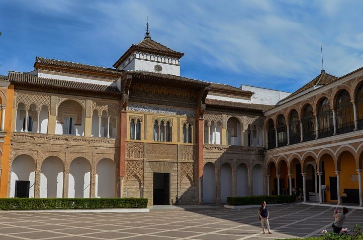 El conjunto palaciego del Real Alcázar de Sevilla, una de las residencias reales en función más antiguas del mundo acoge la recuperación de Il Califfo di Bagdad, de Manuel García, en el marco del Festival de Ópera de Sevilla que reivindica la ciudad como capital lírica patrimonial. Los días 26 y 27 de septiembre, el Patio de la Montería de este espacio acogerá las representaciones del mencionado título, con Leonor Bonilla como principal nombre del reparto. 