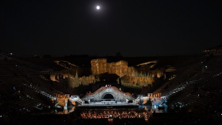 Verona, ópera para todos los gustosNabucco de Verdi. Amartuvshin Enkhbat, Olga Maslova, Aigul Akhmetshina, Simon Lim, Galeano Salas, etc. Dirección musical: Pinchas Steinberg. Regia: Stefano Poda. Rigoletto de Verdi. Amartuvshin Enkhbat, Gaaleano Salas, Rosa Feola, Gianluca Burato, Martina Bellísimo, Abrámoos Rosales, etc. Dirección musical: Michele Spotti. Regia: Ivo Guerra. Carmen de Bizet. Aigul Akhmetshina, Francesco Meli, Erwin Schrott, Mariangela Sicilia. Dirección musical: Francesco Ivan Ciampa. Regia original: Franco Zeffirelli. Orquesta, Coro y bailarines de la Fundación d Arena de Verona. 19, 20 y 21 de agosto de 2025. 21 a 24 agosto 2025.