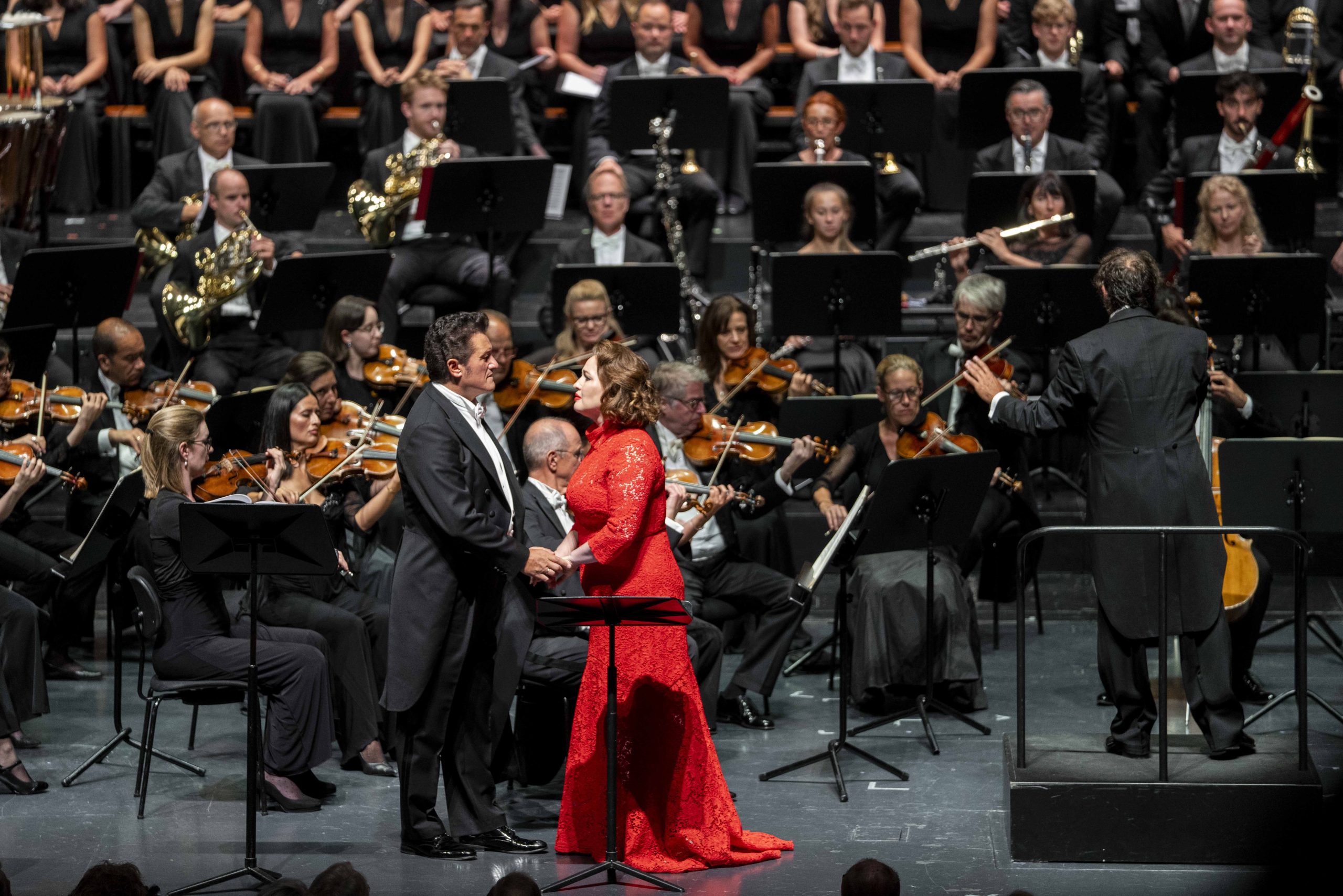 Lohengrin nunca será Andrea Chénier ANDREA CHÉNIER, de Gaetano Donizetti. de Umberto Giordano. Drama histórico en cuatro actos, con libreto de Luigi Illica. Reparto: Piotr Beczała (Andrea Chénier), Luca Salsi (Carlo Gérard), Elena Stikhina (Maddalena di Coigny), Seray Pinar (Bersi), Noa Beinart (Madelon), Armand Rabot (Roucher), Felix Gygli (Pietro Fléville), Dora Jana Klarić (La condesa de Coigny), Christopher Humbert (Fouquier/Tinville), Robert Raso (Mathieu), etcétera. Orquesta del Mozarteum de Salzburgo. Konzertvereinigung Wiener Staatsopernchor. Dirección musi­cal: Marco Armiliato. ­Lu­gar: Salzburgo, Grosses Festspielhaus. Entrada: 2.179 espectadores (lleno). Fecha: martes, 26 agosto 2025.