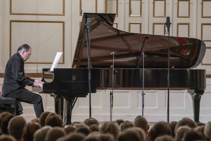 Boulez y su adalid Aimard entusiasman en el Festival de Salzburgo  FESTIVAL DE SALZBURGO 2025. Obras de Boulez, Debussy, Messiaen y Ravel. Pierre-Laurent Aimard (piano). Lugar: Salzburgo, Mozarteum. Entrada: 776 espectadores (lleno). Fecha: 22 agosto 2025.