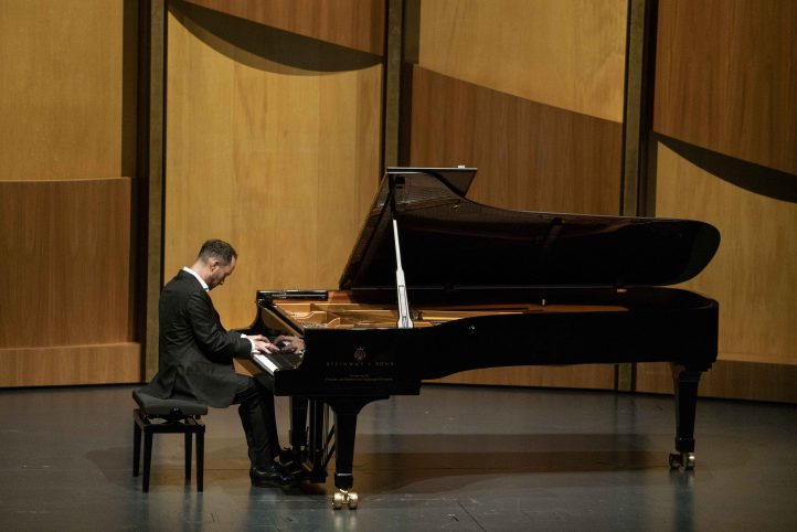 Ígor Levit y las habas de SalzburgoFESTIVAL DE SALZBURGO 2025. Recital Ígor Levit (piano). Obras de Schubert (Sonata en Si bemol mayor, D 960), Schumann (Piezas nocturnas, opus 23) y Chopin (Tercera sonata). Lugar: Salzburgo, Grosses Festspielhaus. Entrada: 2.179 espectadores (lleno). Fecha: 27 agosto 2025.