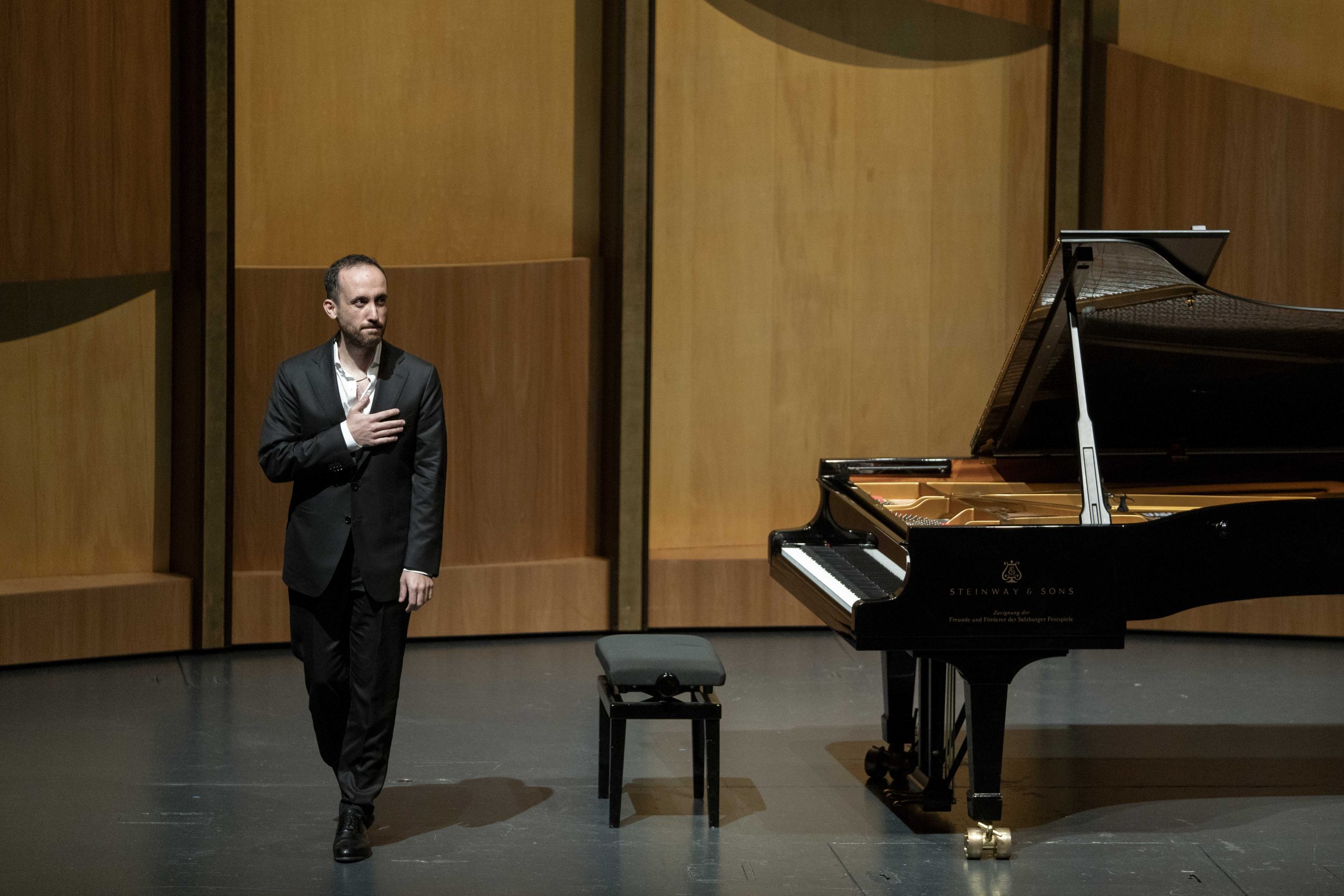 Ígor Levit y las habas de Salzburgo FESTIVAL DE SALZBURGO 2025. Recital Ígor Levit (piano). Obras de Schubert (Sonata en Si bemol mayor, D 960), Schumann (Piezas nocturnas, opus 23) y Chopin (Tercera sonata). Lugar: Salzburgo, Grosses Festspielhaus. Entrada: 2.179 espectadores (lleno). Fecha: 27 agosto 2025.