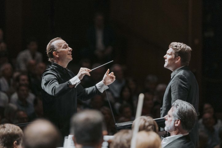 Festín wagneriano de la Filarmónica de Viena con Nézet-Séguin FESTIVAL DE SALZBURGO 2025. Wagner: Lohengrin (Preludio primer acto). El idilio de Sigfrido. La Valquiria (Primer acto).  Elza van den Heever (Sieglinde), Stanislas de Barbeyrac (Siegmund), John Relyea (Hunding). Orquesta Filarmónica de Viena. Dirección musical: Yannick Nézet-Séguin. Lugar: Salzburgo, Grosses Festspielhaus. Entrada: 2.179 espectadores (lleno). Fecha: 23 agosto 2025