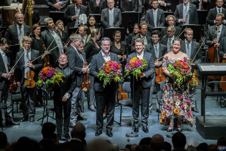 Festín wagneriano de la Filarmónica de Viena con Nézet-SéguinFESTIVAL DE SALZBURGO 2025. Wagner: Lohengrin (Preludio primer acto). El idilio de Sigfrido. La Valquiria (Primer acto).  Elza van den Heever (Sieglinde), Stanislas de Barbeyrac (Siegmund), John Relyea (Hunding). Orquesta Filarmónica de Viena. Dirección musical: Yannick Nézet-Séguin. Lugar: Salzburgo, Grosses Festspielhaus. Entrada: 2.179 espectadores (lleno). Fecha: 23 agosto 2025