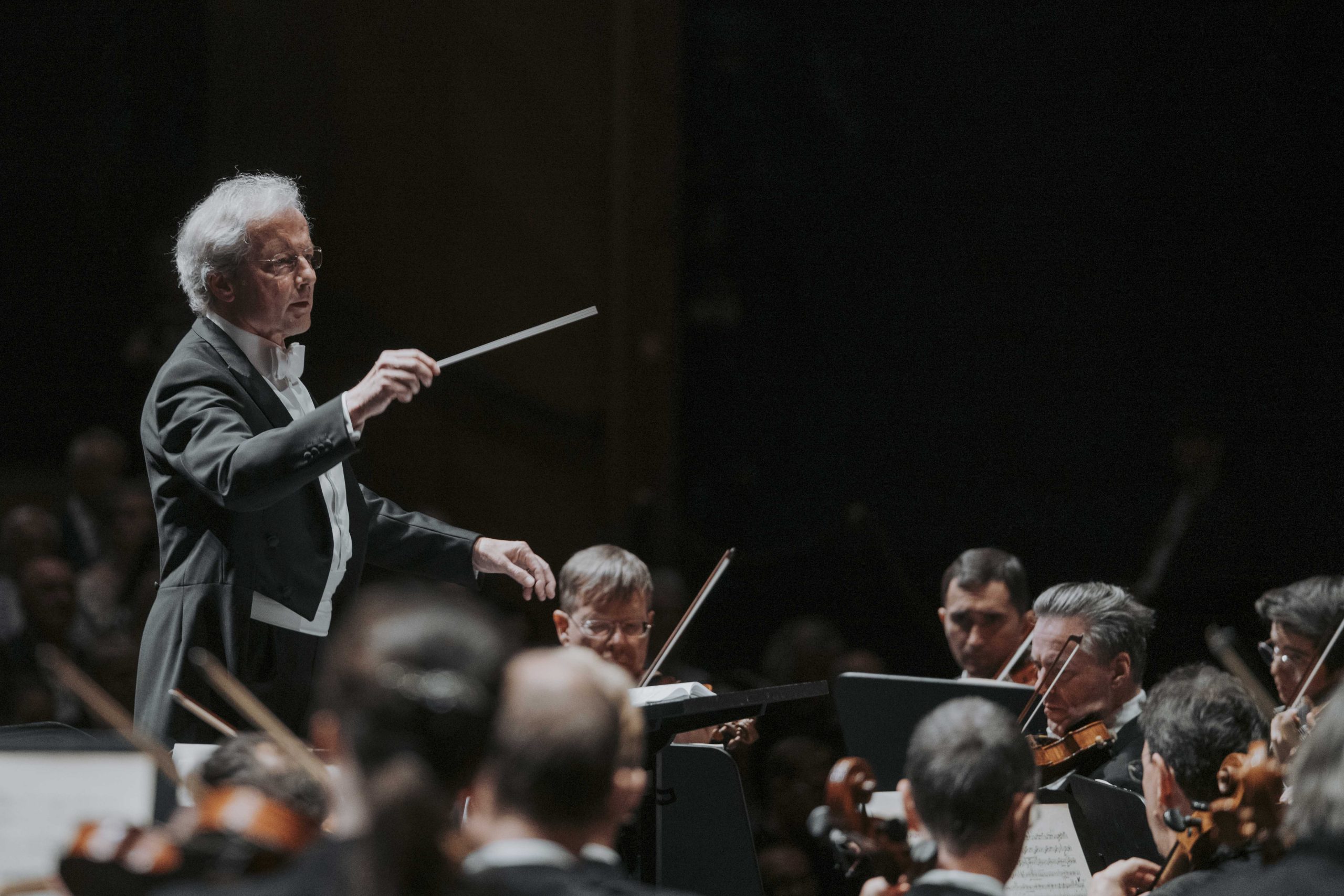 Bruckner y la Filarmónica de Viena, cuando la música habita las venas FESTIVAL DE SALZBURGO 2025. Weinberg: Segunda sinfonía. Bruckner: Novena sinfonía. Orquesta Filarmónica de Viena. Dirección musical: Franz Welser-Möst. Lugar: Salzburgo, Grosses Festspielhaus. Entrada: 2.179 espectadores (lleno). Fecha: 28 agosto 2025