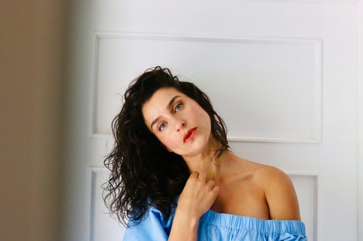 La soprano Asmik Grigorian vuelve a hacer tándem con el pianista Lukas Geniusas para inaugurar el ciclo Voces del Real el próximo 30 de septiembre en el teatro madrileño. Para esta ocasión, presenta un repertorio familiar para la cantante, con obras de Chaikovski y Rajmaninov, con el que ha triunfado en escenarios de todo el mundo.