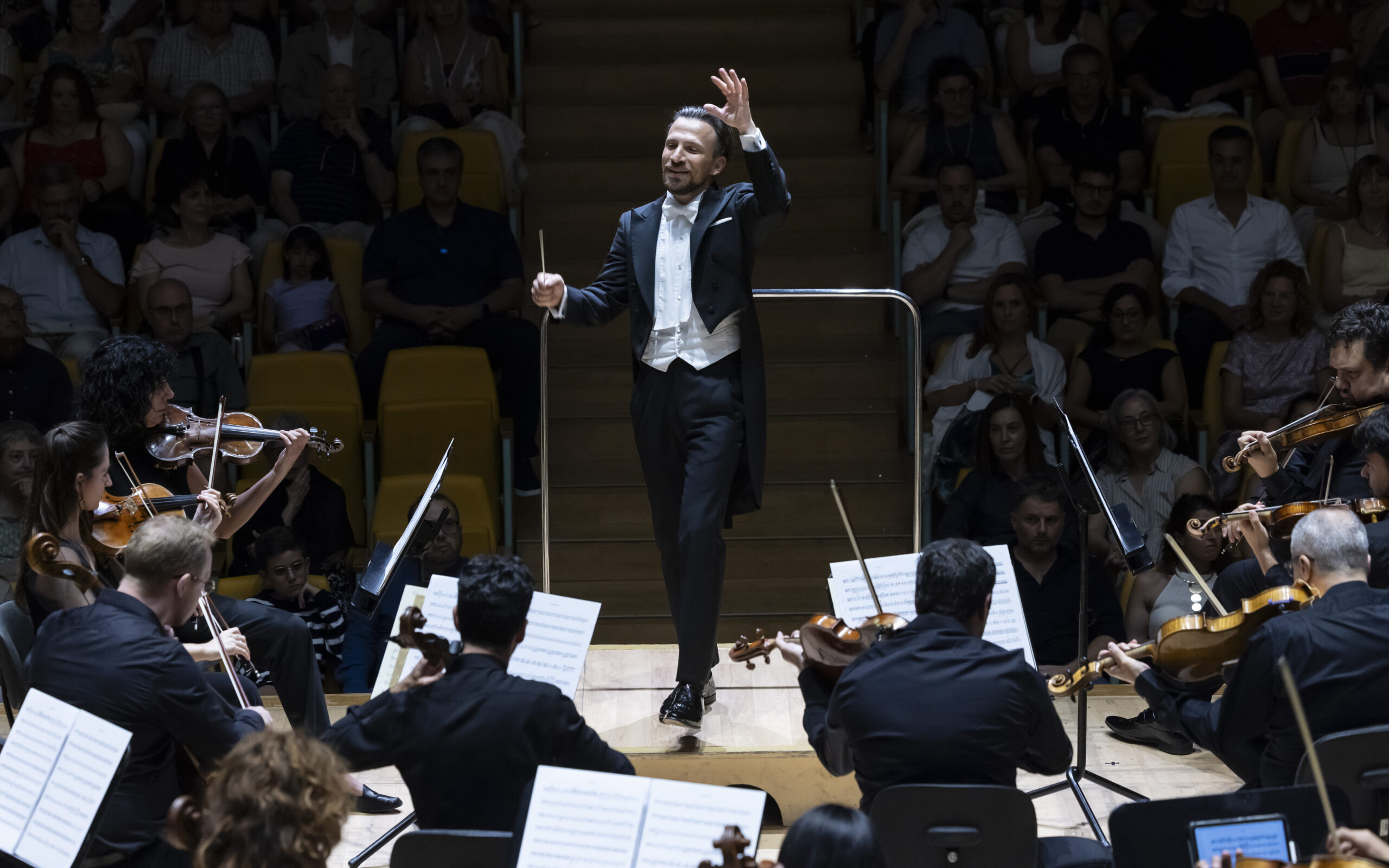 Formidable jornada de puertas abiertas JORNADA DE PUERTAS ABIERTAS. ORQUESTRA COMUNITAT VALENCIANA. Cornelius Meister (director). Magdalena Martínez (flauta), Noelia Cotuna (flauta). Programa: Obras de Dvořák, Mozart y Chaikovski. Lugar: Palau de les Arts (Auditori). Entra­da: 1.490 espectadores (lleno). Fe­cha: 21 septiembre 2025.