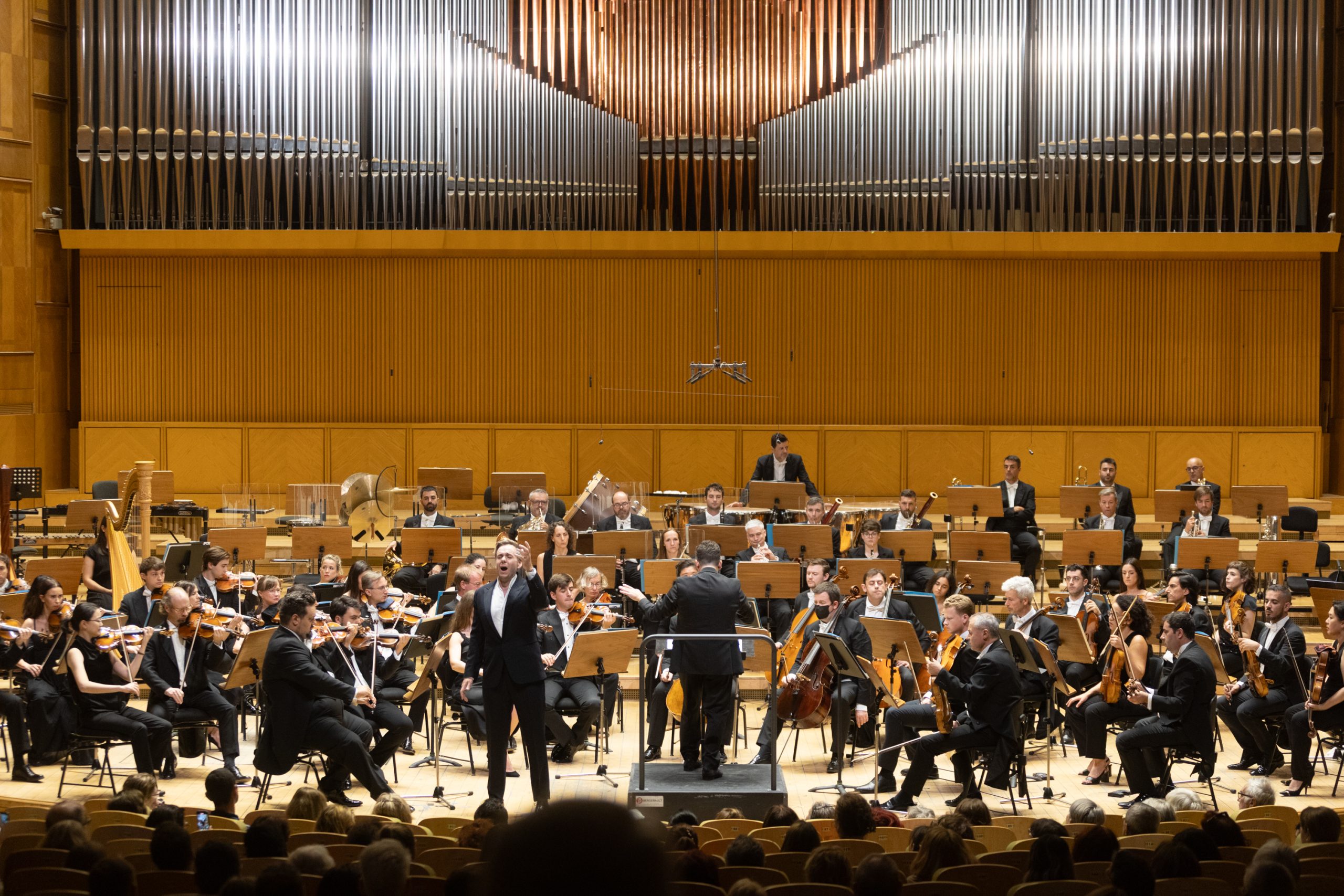 James Gaffigan se despide de la titularidad de la Orquestra de la Comunitat Valenciana en la primera actuación internacional de la formación en once años. La OCV ha participado en el Festival George Enescu de Rumanía, uno de los encuentros de grandes orquestas más prestigiosos del mundo. Con dos conciertos con el tenor Benjamin Bernheim en Bucarest y Timișoara y una función de ópera en la Ópera Nacional de Rumanía.