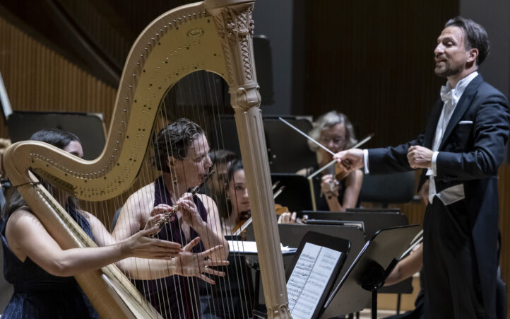 Formidable jornada de puertas abiertasJORNADA DE PUERTAS ABIERTAS. ORQUESTRA COMUNITAT VALENCIANA. Cornelius Meister (director). Magdalena Martínez (flauta), Noelia Cotuna (flauta). Programa: Obras de Dvořák, Mozart y Chaikovski. Lugar: Palau de les Arts (Auditori). Entra­da: 1.490 espectadores (lleno). Fe­cha: 21 septiembre 2025.