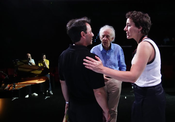 Esta mañana se ha presentado el espectáculo, con música de Javier Carmena, libreto de Felipe Nieto y coreografía de Sara Cano. El Orgullo de quererte se representará del 11 al 20 de septiembre de 2025 (6 funciones) en Teatros del Canal. Es una gran coproducción de Madrid Cultura y Turismo de la Comunidad de Madrid, la Fundación ORCAM y Auditorio de Tenerife. Los tenores Enrique Viana y Santiago Ballerini, el barítono Germán Olvera y la soprano María Rey-Joly, al frente de un reparto de 7 solistas y 8 bailarines, dan forma a esta zarzuela que mantiene el sabor costumbrista del género clásico, pero traslada la acción al presente.