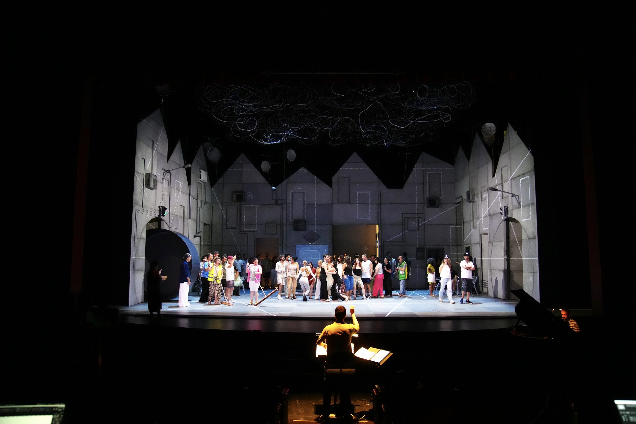 Esta mañana se ha presentado el espectáculo, con música de Javier Carmena, libreto de Felipe Nieto y coreografía de Sara Cano. El Orgullo de quererte se representará del 11 al 20 de septiembre de 2025 (6 funciones) en Teatros del Canal. Es una gran coproducción de Madrid Cultura y Turismo de la Comunidad de Madrid, la Fundación ORCAM y Auditorio de Tenerife. Los tenores Enrique Viana y Santiago Ballerini, el barítono Germán Olvera y la soprano María Rey-Joly, al frente de un reparto de 7 solistas y 8 bailarines, dan forma a esta zarzuela que mantiene el sabor costumbrista del género clásico, pero traslada la acción al presente.