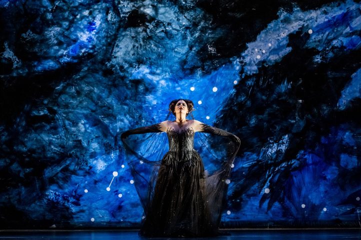 La Royal Ballet & Opera regresa a las salas con una de sus temporadas cinematográficas más ambiciosas de los últimos años. Entre octubre de 2025 y abril de 2026, se podrán ver en directo y vía satélite desde Londres un total de nueve producciones en más de 100 salas españolas, gracias a la distribución de Versión Digital. La temporada también llegará a más de 1.500 cines de 50 países, confirmando el alcance global del Covent Garden.