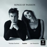 La mezzosoprano Lea Desandre lanza un nuevo CD dedicado al repertorio instrumental y vocal de John Dowland y Henry Purcell. Acompañada por el laudista Thomas Dunford y el Ensemble Jupiter, la cantante profundiza en el repertorio de estos compositores ingleses y en sus diferentes temáticas, que van de la evocación melancólica del amor, al constante movimiento humano por los diferentes estados de ánimo y las emociones.