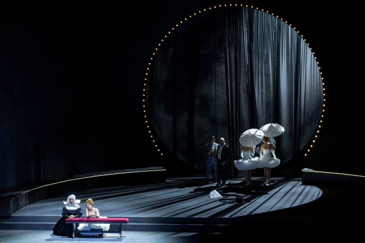 Les Arts regresa al circuito operístico internacional con su nueva producción de Faust, de Gounod. Johannes Erath dirige este montaje con escenografía de 18 toneladas, más de 150 piezas de vestuario y diez acróbatas en escena. Lorenzo Viotti, uno de los fenómenos más arrolladores en el podio de los últimos años, dirige su primera ópera en España.