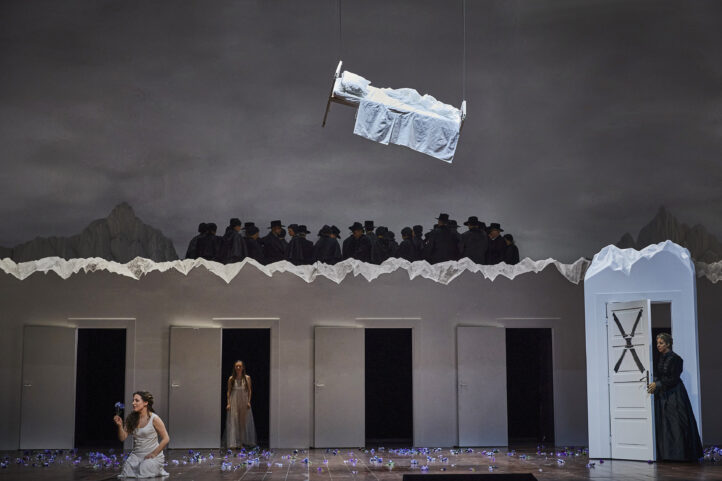 Villázón no convence: división de opiniones para la esperada Sonámbula del MetA la espera de que la nueva producción neoyorquina de la ópera de Bellini desembarque en los cines españoles, la crítica ya ha comenzado a dictar veredicto: palo para Villazón, algunos reparos hacia el canto de Nadine Sierra y muy buenas reseñas en el caso del donostiarra Xabier Anduaga, algo perjudicado por la puesta en escena.