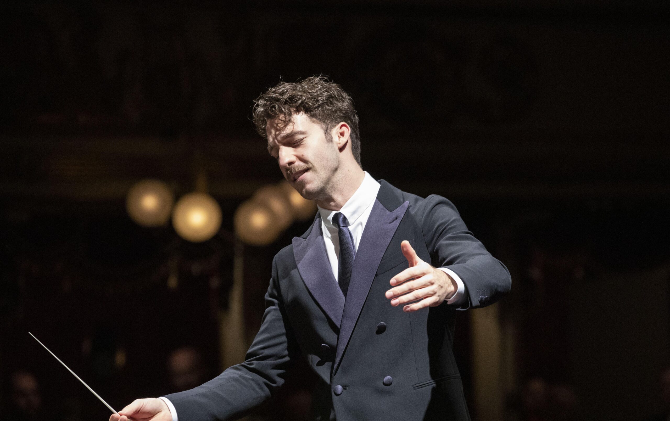 Les Arts regresa al circuito operístico internacional con su nueva producción de Faust, de Gounod. Johannes Erath dirige este montaje con escenografía de 18 toneladas, más de 150 piezas de vestuario y diez acróbatas en escena. Lorenzo Viotti, uno de los fenómenos más arrolladores en el podio de los últimos años, dirige su primera ópera en España.