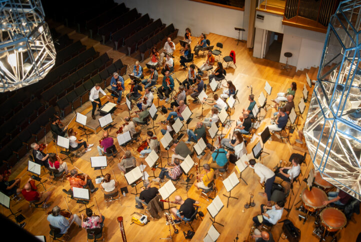 La OCG y Lucas Macías arrancan su Ciclo Mahler, uno de los platos fuertes de la temporada. El compositor austriaco se erige como auténtico protagonista de la programación de esta temporada con nada menos que seis títulos muy exigentes en cuatro programas  distintos y ocho conciertos: comienza el ciclo con su Quinta sinfonía.