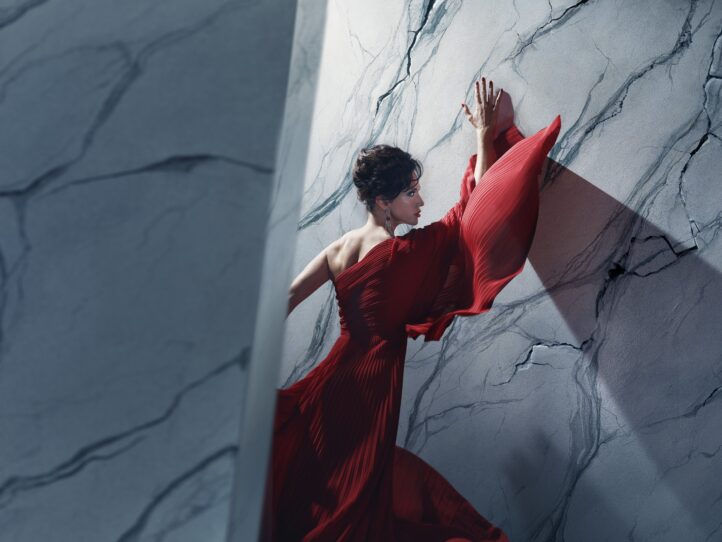 La nueva producción de Tosca de Oliver Mears llega a los cines españoles en directo desde Londres el 1 de octubre, de la mano de Versión Digital. Una Roma alternativa y contemporánea sirve de escenario para esta impactante y fascinante nueva puesta en escena del thriller de Puccini con la estelar participación de Anna Netrebko, Freddie De Tommaso y Gerald Finley.