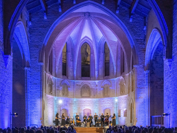 La formación valenciana Capella de Ministrers, dirigida por Carles Magraner, ofrecerá este programa en un concierto, que cuenta con el apoyo del Consorcio de la Ciudad de Cuenca y la colaboración de la UIMP, el INAEM, la Fundación Cultural CdM y la Catedral de Cuenca, donde se celebrará el 8 de noviembre a las 19h:00. Magraner: “Celebraremos el milenario del Monasterio de Montserrat y rendiremos homenaje al Llibre Vermell, una obra fundamental en la música antigua que reúne piezas de carácter popular de los siglos XIV y XV”.