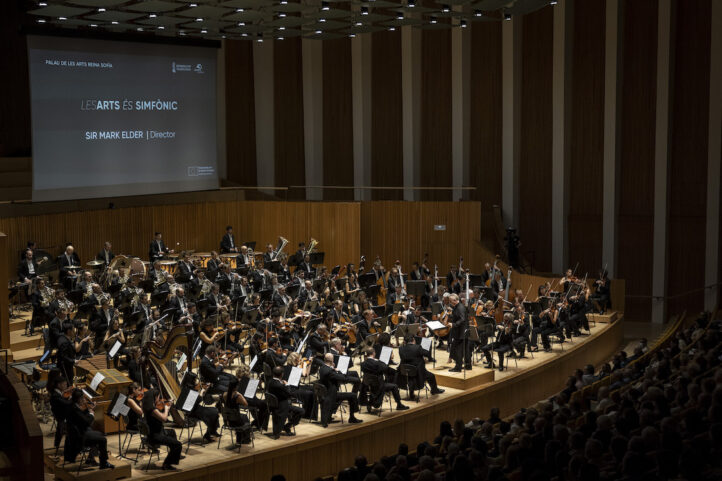 Les Arts reúne a los mejores directores de orquesta del circuito internacional y las obras sinfónicas más desafiantes en la temporada 2025/26. El director musical Sir Mark Elder comparte podio con Sir John Eliot Gardiner, Daniele Gatti, Philippe Jordan, Fabio Luisi y Gustavo Gimeno. Los programas incluyen la Quinta de Mahler, la Octava de Bruckner, la integral sinfónica de Brahms y La infancia de Cristo, de Berlioz.