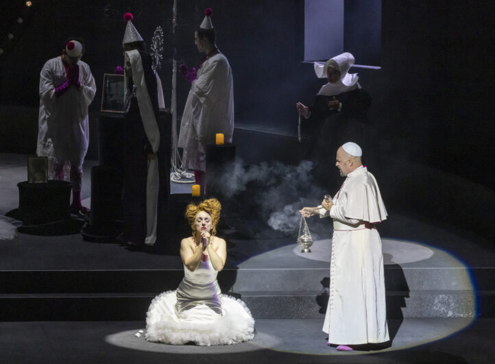 Faust en Les Arts, ceremonia de confusiónFaust de Gounod. Iván Ayón-Rivas (Faust), Alex Esposito (Méphistophélès), Ruth Iniesta (Marguerite), Florian Sempey (Valentín), Bryan Sala (Wagner), Ekaterine Buachidze (Siebel), Gemma Coma-Alabert (Marthe), Cor de la Generalitat Valenciana, Orquestra de la Comunitat Valenciana. Dirección musical: Lorenzo Viotti. Dirección de escena: Johannes Erath. Palau de Les Arts. Valencia, 5 de octubre de 2025