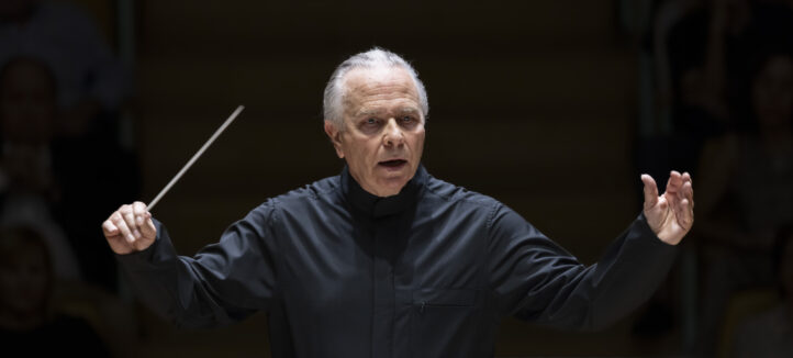 Les Arts reúne a los mejores directores de orquesta del circuito internacional y las obras sinfónicas más desafiantes en la temporada 2025/26. El director musical Sir Mark Elder comparte podio con Sir John Eliot Gardiner, Daniele Gatti, Philippe Jordan, Fabio Luisi y Gustavo Gimeno. Los programas incluyen la Quinta de Mahler, la Octava de Bruckner, la integral sinfónica de Brahms y La infancia de Cristo, de Berlioz.