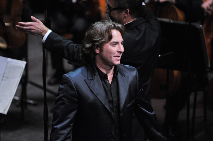 Roberto Alagna llega al Gran Teatre del Liceu este jueves, 30 de octubre, con un concierto formado íntegramente por obras de Puccini. Acompañado por el pianista Jeff Cohen, el tenor vuelve al teatro de las Ramblas tras una ausencia de catorce años, habiendo ofrecido recitales en tres ocasiones anteriormente.