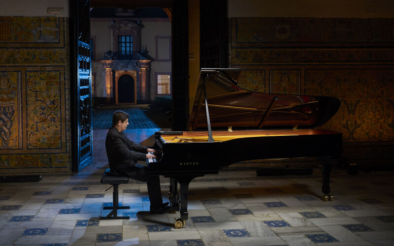 El mes de noviembre los canales Mezzo y Mezzo Live celebran España. Figuras como Javier Perianes, Judith Jáuregui, Israel Galván, Rocío Molina, José Martínez, Blanca Li, José del Tomate, Israel Fernández o Rafael Riqueni protagonizan un recorrido que une flamenco, danza y piano. La programación se enriquece con las batutas de Nicola Luisotti, Gustavo Gimeno, Michele Spotti, Riccardo Chailly, Iván Fischer, Philippe Herreweghe, Vasily Petrenko o Klaus Mäkelä, y con orquestas y teatros de primer nivel como el Teatro Real, el Palau de les Arts, el Festival de Granada y la Royal Concertgebouw Orchestra.