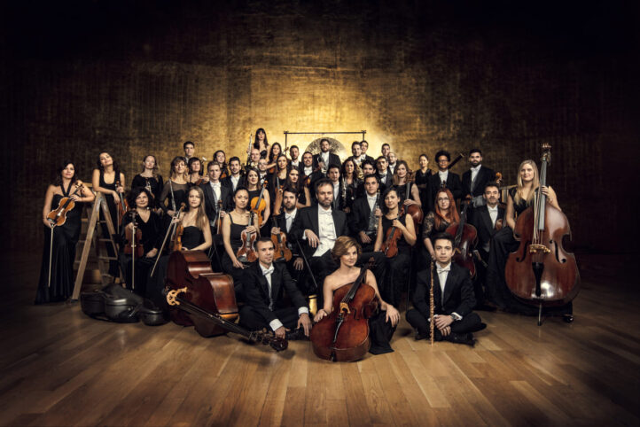 ADDA Simfónica y su titular, Josep Vicent, se embarcan en una gira que llevará a la formación alicantina a Japón, entre el 28 de octubre y el 8 de noviembre. Siete conciertos forman parte de un calendario de actividades que tendrán su punto álgido en dos actuaciones que tendrán lugar en el Suntory Hall de Tokio. Obras de Rodrigo y Falla, junto a otras de Bizet, Ravel y Chopin forman parte del programa que la orquesta lleva a tierras niponas. 