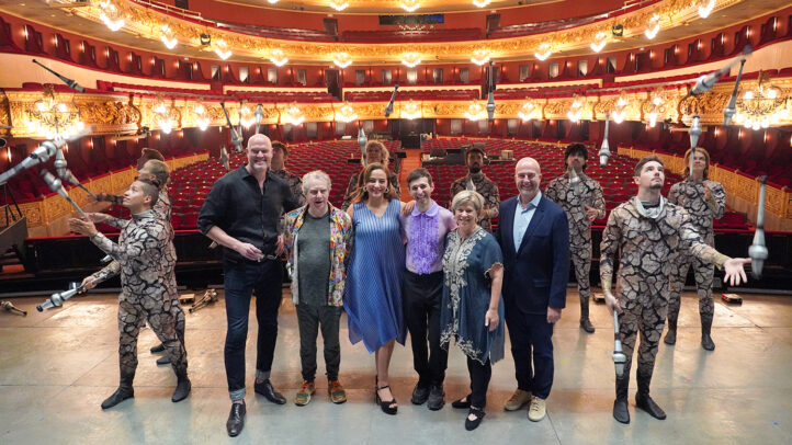 El Gran Teatre del Liceu estrena en España la ópera Akhnaten del compositor estadounidense Philip Glass. El multipremiado contratenor Anthony Roth Costanzo encarnará el complejo papel principal, junto a Rihab Chaieb como Nefertiti. El bajo-barítono Zachary James, ganador del Grammy en 2022, descrito como un “auténtico animal escénico” y habitual de los escenarios de Broadway y del West End, debuta en el Liceu en el papel de Escriba. Tras pasar por Londres, Los Ángeles y Nueva York, el Liceu presenta en España una ópera clave del siglo XX, con una espectacular producción firmada por Phelim McDermott. La dirección musical estará a cargo de la maestra estadounidense Karen Kamensek, experta en el repertorio de Glass y con una trayectoria que abarca desde la ópera del siglo XVII hasta composiciones contemporáneas.