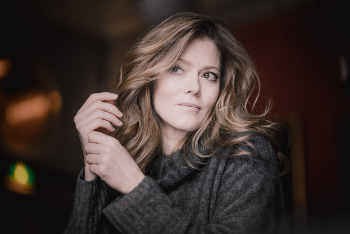 La soprano y directora Barbara Hannigan debuta en el Ciclo de Lied del CNDM y el Teatro de la Zarzuela el próximo 10 de noviembre. Acompañada por el pianista Bertrand Chamayou, que también se estrena en la mencionada programación, la canadiense presenta un repertorio formado por obras de Messiaen, Scriabin y un estreno en nuestro país de John Zorn.