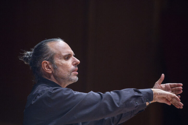 Tras el éxito de la pasada temporada, Constantinos Carydis dirigirá a la OFGC en el estreno en España de dos composiciones del griego Periklis Koukos, el Adagio para cuerdas de la cantata Los Persas y la Oda a Edipo ¡Oh, luz sin luz!.  El programa incluye la Sinfonía nº 38 Praga de Mozart y las Danzas de Galanta de Zoltán Kodály. El concierto tendrá lugar el viernes 17 de octubre en el Auditorio Alfredo Kraus a las 20.00.