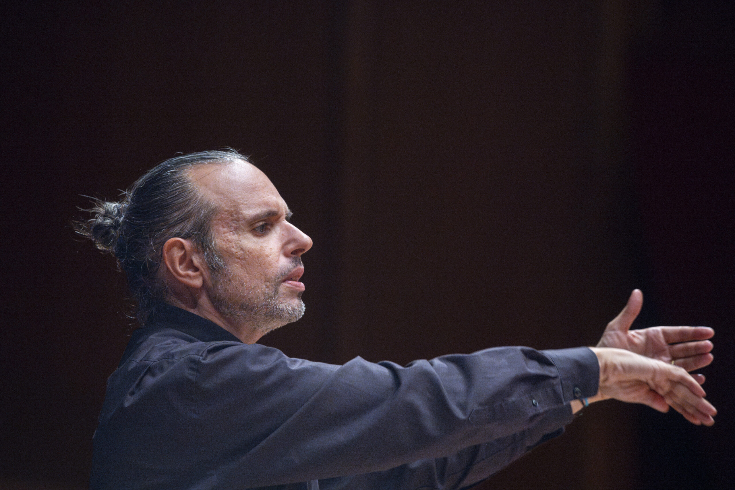 Tras el éxito de la pasada temporada, Constantinos Carydis dirigirá a la OFGC en el estreno en España de dos composiciones del griego Periklis Koukos, el Adagio para cuerdas de la cantata Los Persas y la Oda a Edipo ¡Oh, luz sin luz!.  El programa incluye la Sinfonía nº 38 Praga de Mozart y las Danzas de Galanta de Zoltán Kodály. El concierto tendrá lugar el viernes 17 de octubre en el Auditorio Alfredo Kraus a las 20.00.