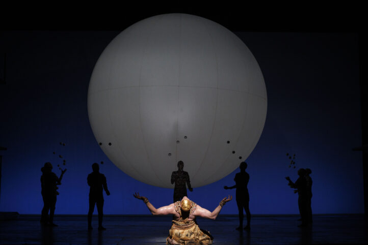 El Gran Teatre del Liceu estrena en España la ópera Akhnaten del compositor estadounidense Philip Glass. El multipremiado contratenor Anthony Roth Costanzo encarnará el complejo papel principal, junto a Rihab Chaieb como Nefertiti. El bajo-barítono Zachary James, ganador del Grammy en 2022, y habitual de los escenarios de Broadway y del West End, debuta en el Liceu en el papel de Escriba. Tras pasar por Londres, Los Ángeles y Nueva York, el Liceu presenta en España una espectacular producción firmada por Phelim McDermott. La dirección musical estará a cargo de la maestra estadounidense Karen Kamensek, experta en el repertorio de Glass.