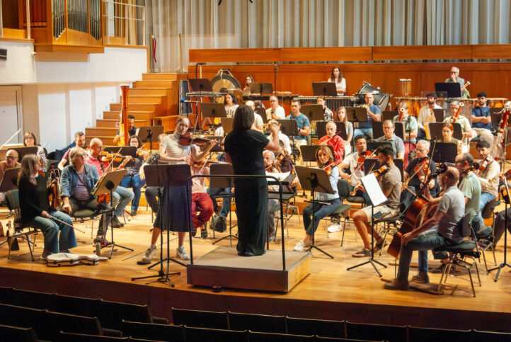En el segundo concierto del ciclo sinfónico de la OCG, la violinista neozelandesa Geneva Lewis será, sin duda, la gran protagonista, interpretando el Concierto para violín de Erich Wolfgang Korngold bajo la dirección de Joseph Swensen, en un programa que cuenta, asimismo, con la Sinfonía Pastoral de Beethoven. 