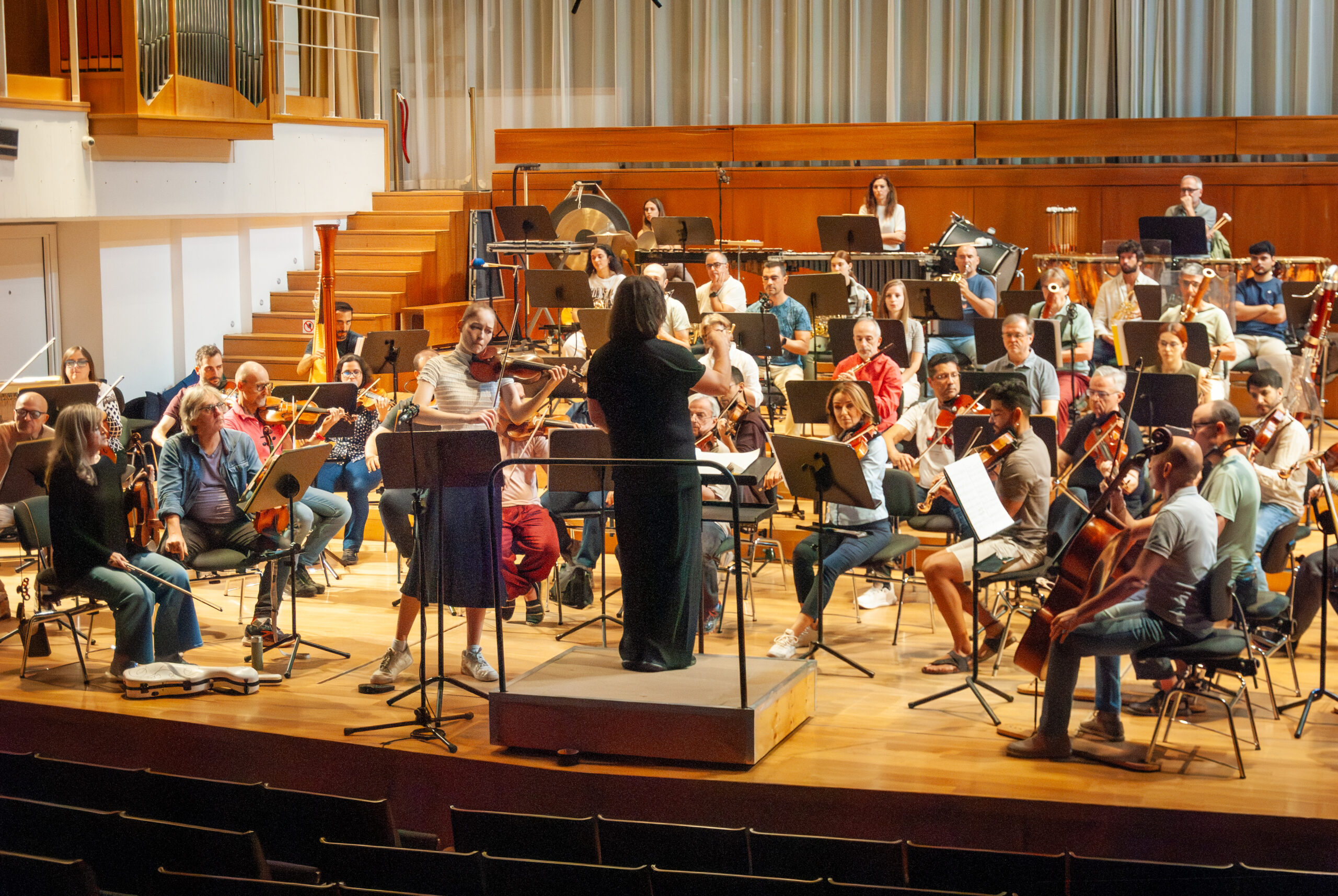 En el segundo concierto del ciclo sinfónico de la OCG, la violinista neozelandesa Geneva Lewis será, sin duda, la gran protagonista, interpretando el Concierto para violín de Erich Wolfgang Korngold bajo la dirección de Joseph Swensen, en un programa que cuenta, asimismo, con la Sinfonía Pastoral de Beethoven. 