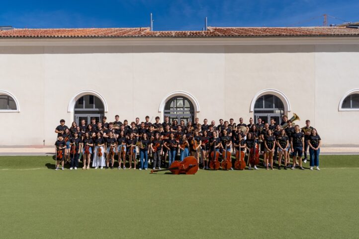 Alondra de la Parra, en su segundo año como directora titular y artística, dirigirá a la Orquesta de la Comunidad de Madrid y a la JORCAM en un monográfico por el 50.º aniversario de la muerte de Shostakovich. El primer concierto de la temporada de la ORCAM contará con el renombrado violonchelista Nicolas Altstaedt. Tres piezas clave del compositor ruso formarán el programa: Obertura festiva, Concierto para violonchelo y orquesta n.º1, y su Quinta Sinfonía.