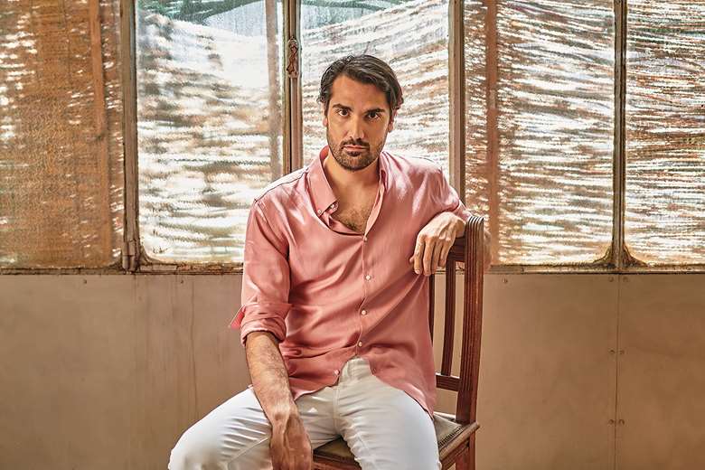 El tenor Jonathan Tetelman y el guitarrista y exjugador de los Yankees, Bernie Williams, se unirán el 13 de enero de 2026 en un concierto excepcional en el Carnegie Hall de Nueva York. La velada, que combinará música clásica, jazz y ritmos latinos, celebrará la unión entre arte y deporte con la participación de destacadas figuras del mundo cultural y deportivo.