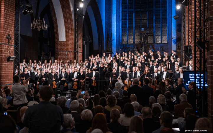 La semana del 13 al 19 de octubre, Mezzo y Mezzo Live ofrecen una programación marcada por el estreno del Children’s Requiem de Zygmunt Krauze desde Breslavia, las citas del Misteria Paschalia y el Wratislavia Cantans, y los conciertos de la Orquesta Filarmónica Real de Lieja con Gergely Madaras. La calidad se refleja en los intérpretes y conjuntos presentes: la Sinfonia Varsovia, Il Giardino Armonico de Giovanni Antonini, y la Filarmónica de Lieja, junto a voces y batutas de referencia.