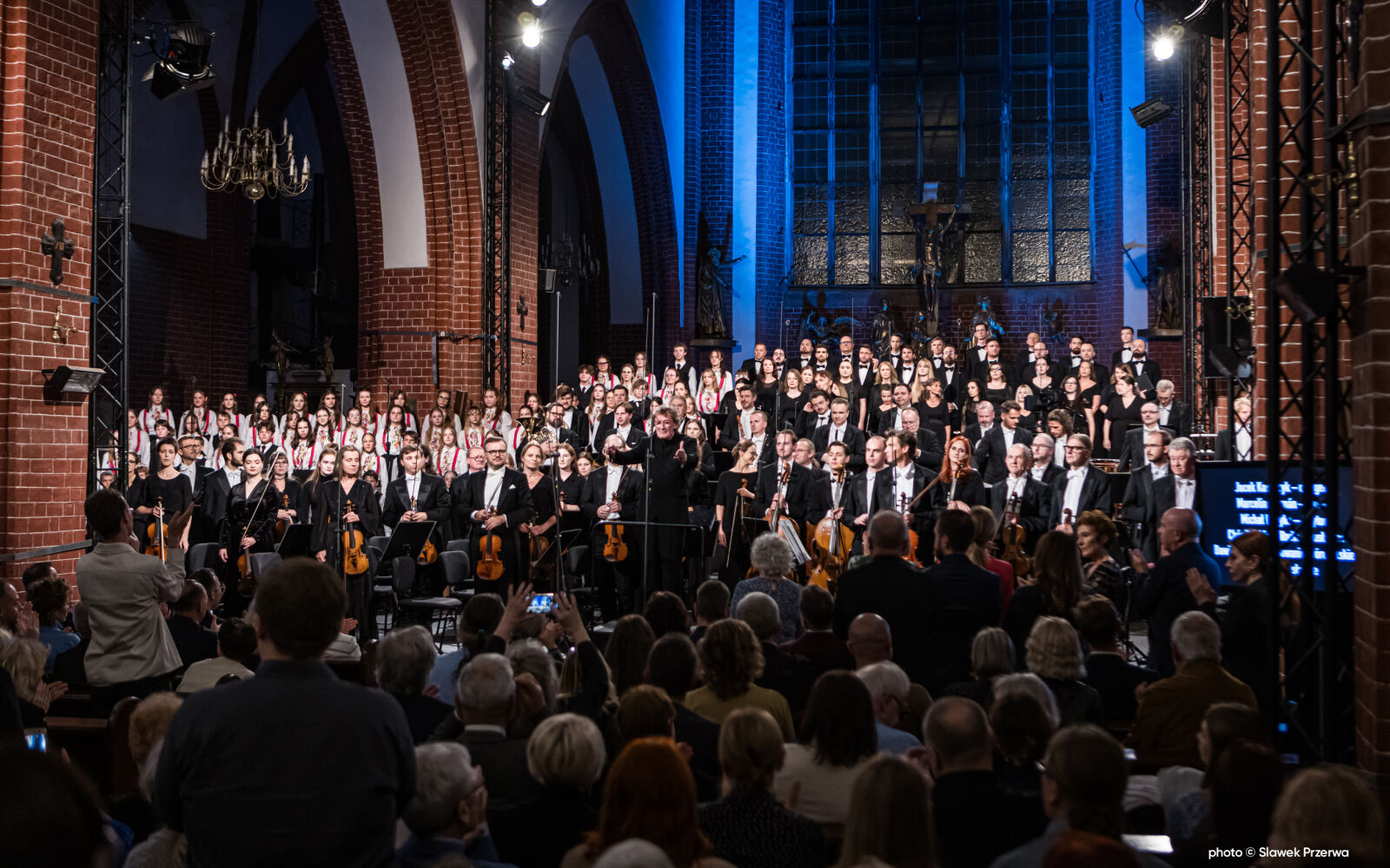 La semana del 13 al 19 de octubre, Mezzo y Mezzo Live ofrecen una programación marcada por el estreno del Children’s Requiem de Zygmunt Krauze desde Breslavia, las citas del Misteria Paschalia y el Wratislavia Cantans, y los conciertos de la Orquesta Filarmónica Real de Lieja con Gergely Madaras.  La calidad se refleja en los intérpretes y conjuntos presentes: la Sinfonia Varsovia, Il Giardino Armonico de Giovanni Antonini, y la Filarmónica de Lieja, junto a voces y batutas de referencia.