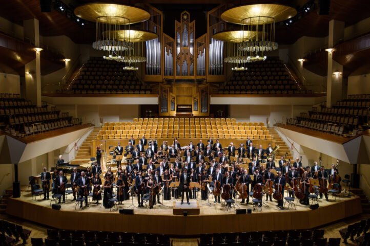 La Orquesta Sinfónica de Madrid arranca su temporada 2025/26 de conciertos el día 23 de octubre con un programa dedicado a Beethoven, Bartók y Stravinski. Bajo la dirección de Gustavo Gimeno, nuevo titular del Teatro Real, la formación contará con la participación de Xiaolu Zang, último ganador del concurso internacional de piano María Canals