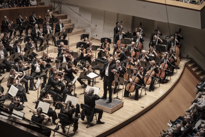 Final feliz para un mal comienzoTEMPORADA 2025-2026 del Palau de la Música. Royal Philharmonic Orchestra. Director: Vasili Petrenko. Programa: Obras de Saariaho, Grieg y Sibelius. Lugar: Palau de la Música. Entrada: Alrededor de 1.781 espectadores (lleno). Fecha: domingo, 26 octubre 2025