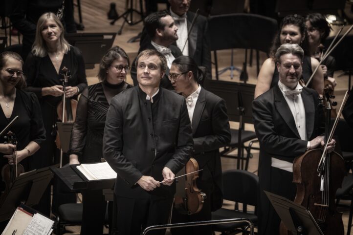 Final feliz para un mal comienzoTEMPORADA 2025-2026 del Palau de la Música. Royal Philharmonic Orchestra. Director: Vasili Petrenko. Programa: Obras de Saariaho, Grieg y Sibelius. Lugar: Palau de la Música. Entrada: Alrededor de 1.781 espectadores (lleno). Fecha: domingo, 26 octubre 2025