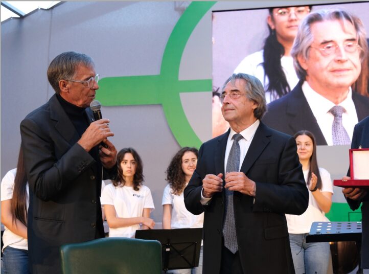 Riccardo Muti ha sido galardonado con el Premio Cavour 2025, en reconocimiento de su trayectoria musical y sus valores de identidad, unidad y compromiso cívico y social. En el marco de esta concesión, el maestro italiano ha hecho unas delcaraciones al diario La Stampa, en el que pugna por las nuevas políticas culturales y los valores que la música imprimen en la juventud. 