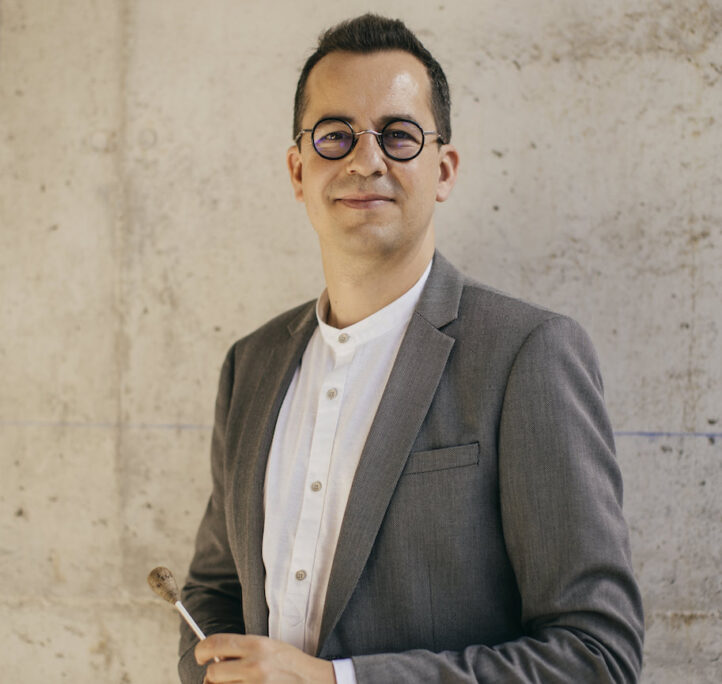 Salvador Vázquez y la Orquesta de Córdoba arrancan la temporada 2025/26 de la formación con el concierto "Influencia poética".  El director malagueño lidera el primer programa de abono los días 9 y 10 de octubre en el Gran Teatro, junto a la pianista Judith Jáuregui como solista invitada.