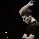 El viernes 17 de octubre, la Orquesta y Coro RTVE estrena la obra Metalepsis, de Josep Planells Schiaffino, Premio Reina Sofía de Composición Musical 2025. El concierto, dirigido por Christoph König, titular de la formación, contará con la presencia de S.M. la Reina Doña Sofía, quien hará entrega de este galardón, otorgado Fundació Ferrer de Música, y dotado con 100.000 euros. Completa el concierto el reconocido Réquiem de Fauré.